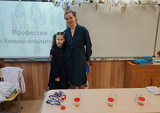Учёные Росатома рассказали школьникам Троицка об исследованиях и профессиях атомной отрасли в День российской науки