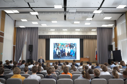 Учёный Росатома провел открытый урок по физике для старшеклассников Троицкого лицея