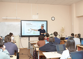 Учёные Росатома рассказали школьникам Троицка об исследованиях и профессиях атомной отрасли в День российской науки