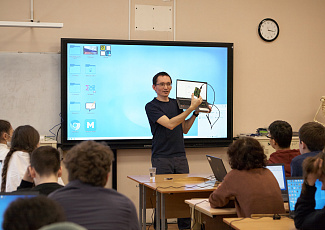 Учёные Росатома рассказали школьникам Троицка об исследованиях и профессиях атомной отрасли в День российской науки